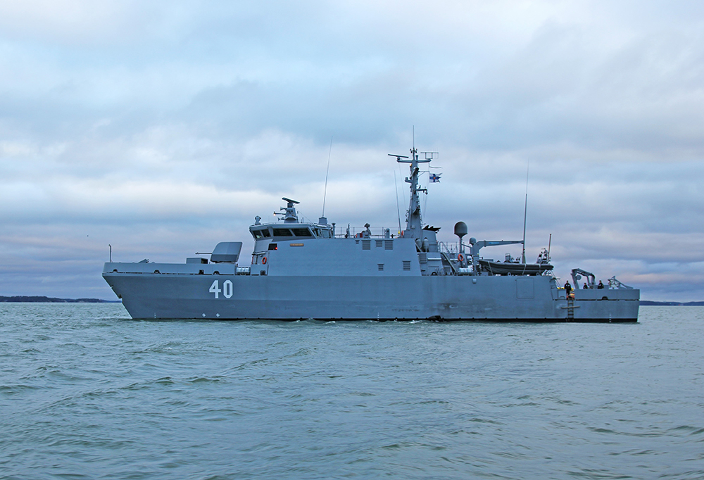 Merivoimien alus vesillä kuvattuna sivusta.