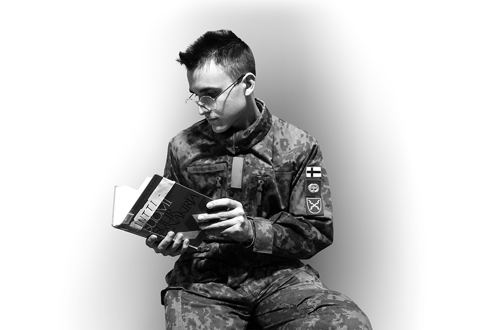 Kaartinjääkäri Poskiparta lukee intti-suomi sanakirjaa.