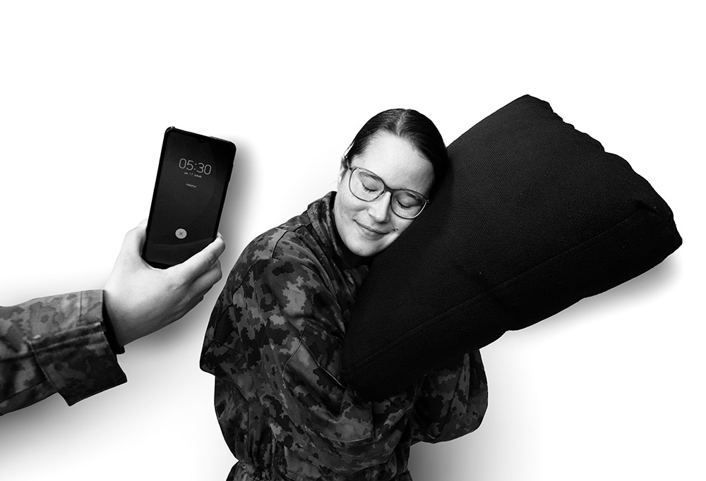 Kaartinjääkäri Annika Puustinen nojaa tyynyynsä, vaikka vieressä soi herätyskello.