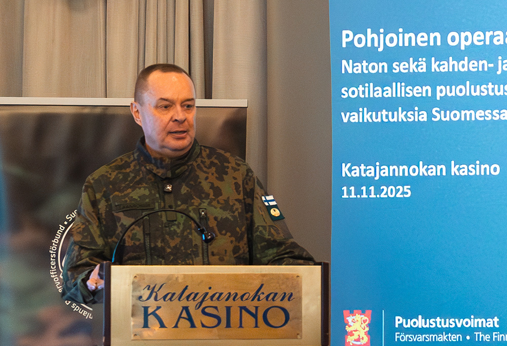 Prikaatikenraali Ari Laaksonen puhujapöntöllä