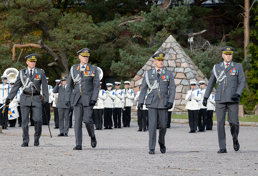 Kaartin jääkärirykmentin uusi ja edeltävä komentaja marssimassa.
