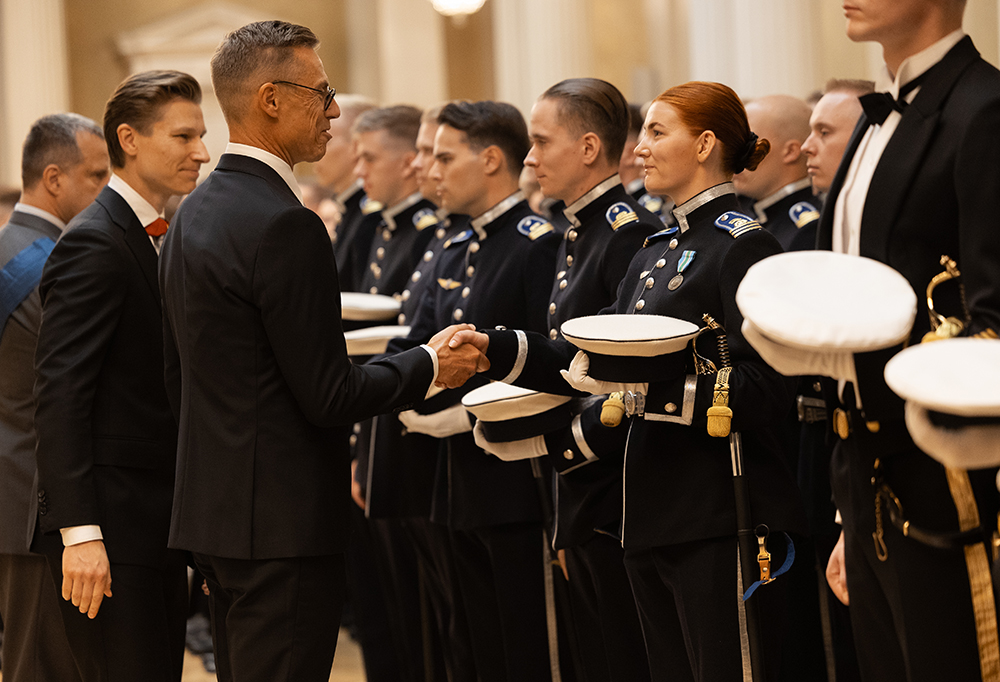 Tasavallan presidentti Alexander Stubb kättelee ja onnittelee kadettia.