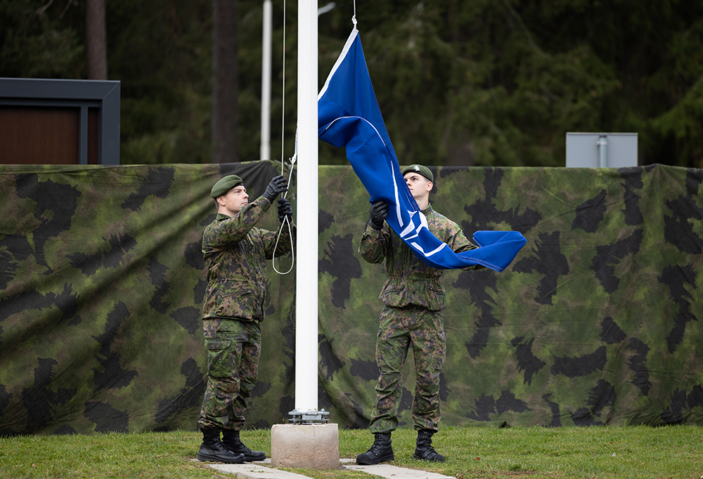 Suomalaisia sotilaita nostamassa Nato-lippu salkoon.