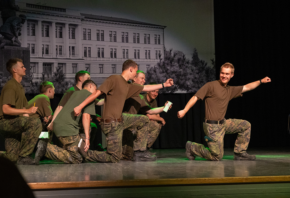 Upseerioppilaat lavalla harjoittelemassa speksiesityksen kohtauksia.