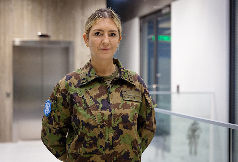 Majuri katsoo kameraan. Taustalla hissiaula.