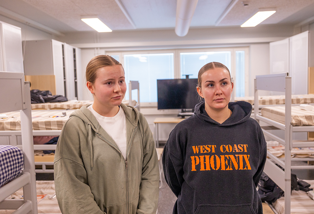 Ari Kokko istuu sohvalla ja puhuu