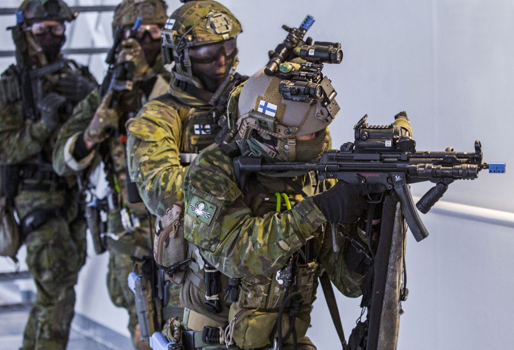 Neljä erikoisjoukko-operaattoria toimintavalmiina laivan kannella.