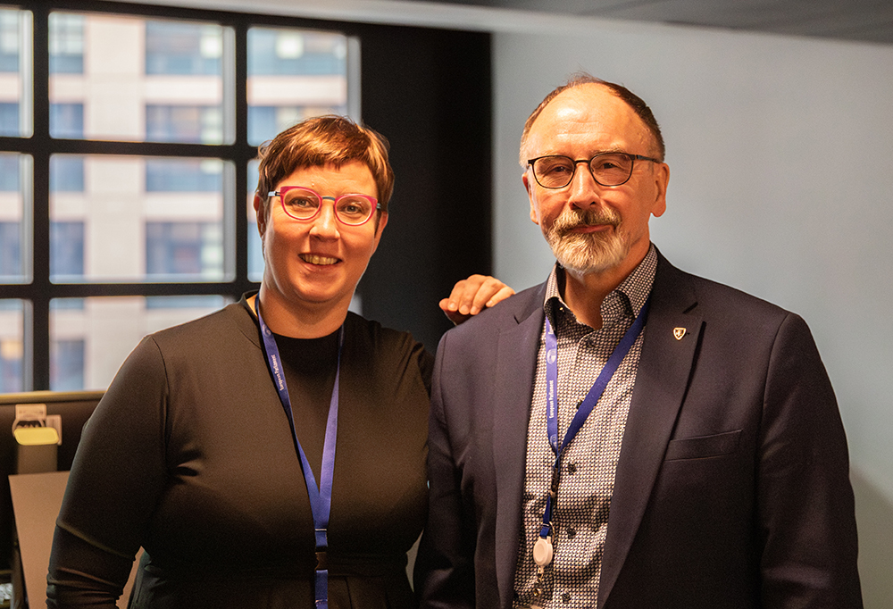 Merja Kyllönen ja Pekka Toveri hymyilevät kameralle.