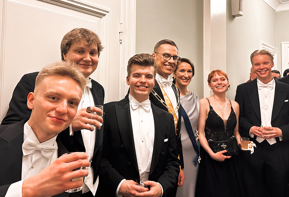 Kamppanjassa mukana olleet yhteiskuvassa presidenttiparin kanssa.