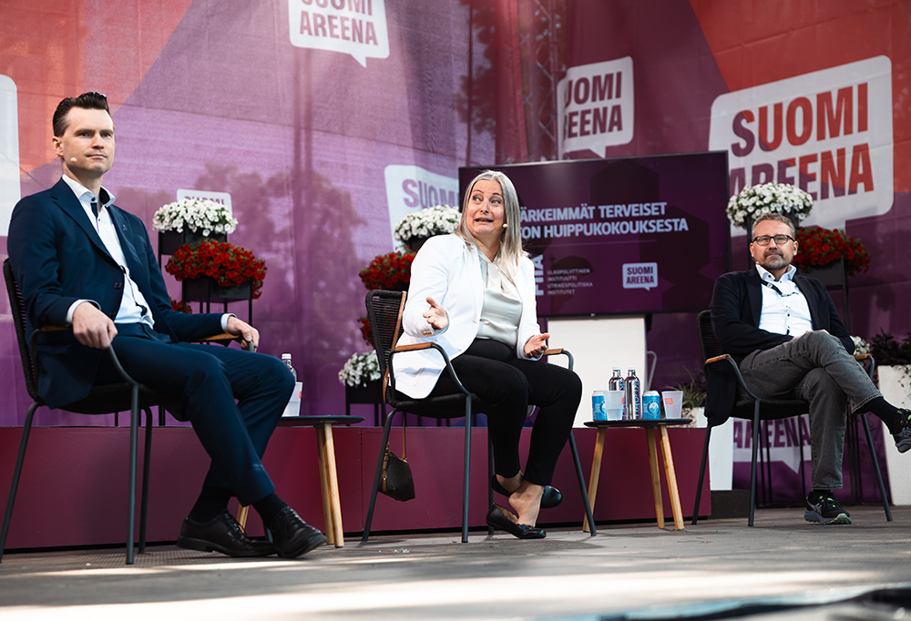 Panelistit keskustelevat Suomi-areenalla.