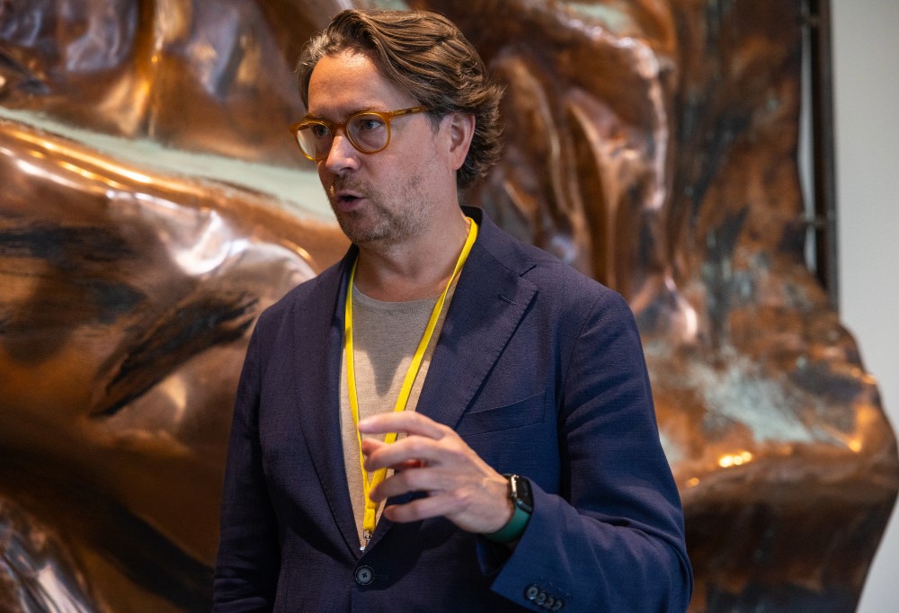 Naton osastopäällikkö seisoo kuvassa.