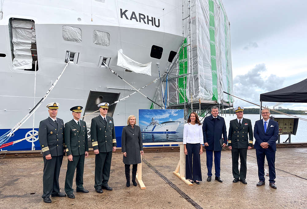 Ihmiset seisovat Rajavartiolaitoksen vartiolaivan edessä.