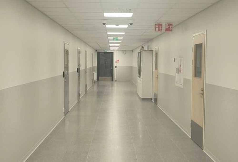 Varusmiesyksikön käytävä.