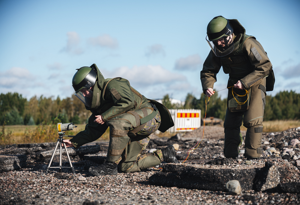Kaksi pioneeria purkamassa harjoitusräjähdettä.