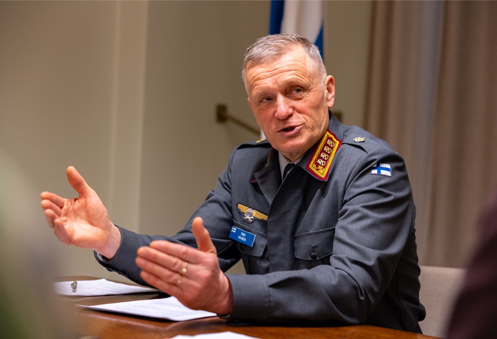 Puolustusvoimain komentaja Timo Kivinen kertoo työpöydän ääressä tulevaisuudestaan.