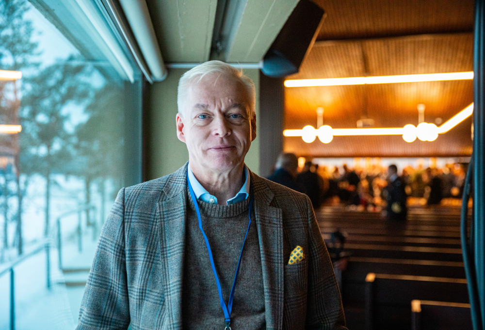 Kuvassa Joakim Paasikivi seisoo ja katsoo kameraan.