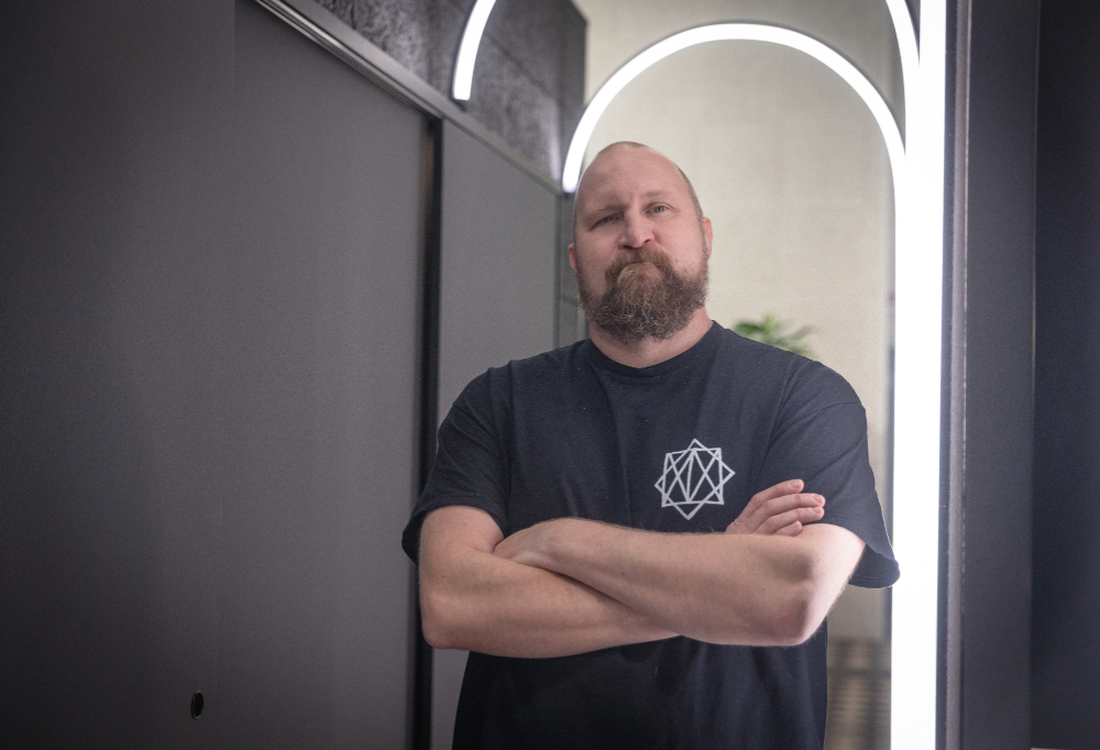 Paleface eli Karri Miettinen pohti, voisiko kurssin järjestää esimerkiksi kahdessa osassa, jotta taiteilijan olisi mielekkäämpi suorittaa se.