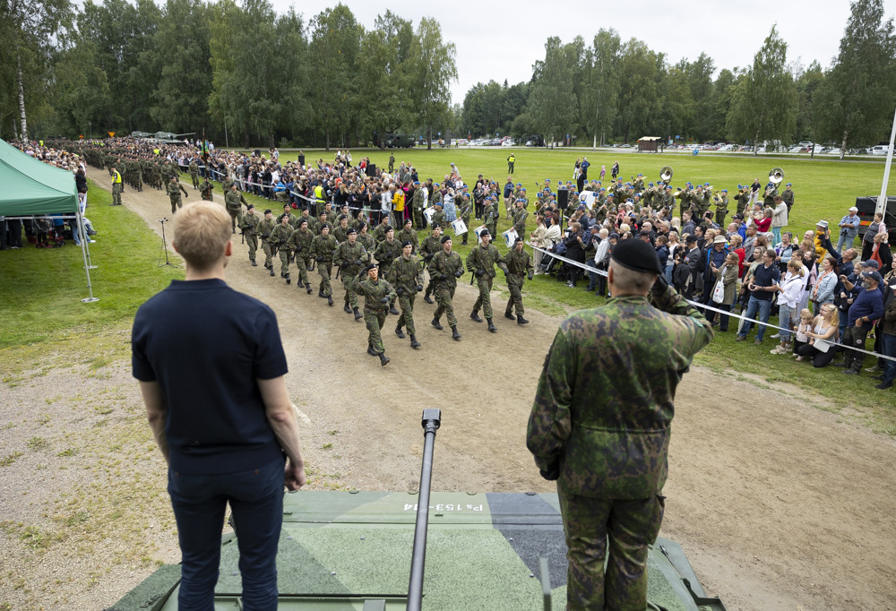 Alokkaat marssivat paraatimuodossa Parolannummen lippukentälle.