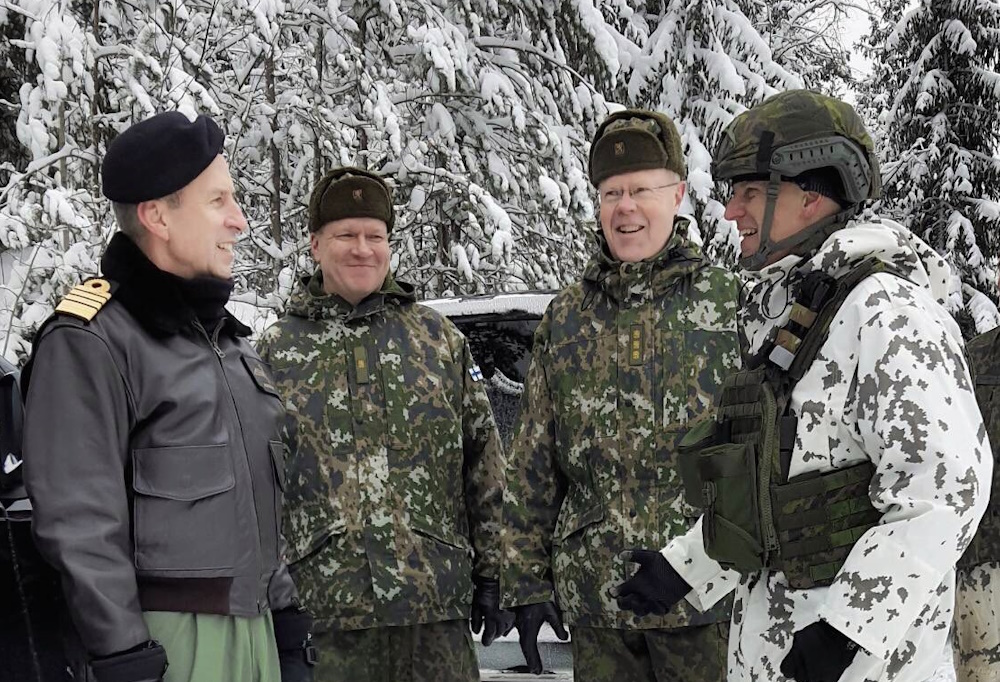 Kuvassa vasemmalta oikealle, amiraali Blount, Karjalan prikaatin komentaja, prikaatikenraali Jyri Raitasalo, Pääesikunnan päällikkö, kenraaliluutnantti Vesa Virtanen ja Maavoimien komentaja, kenraaliluutnantti Pasi Välimäki.