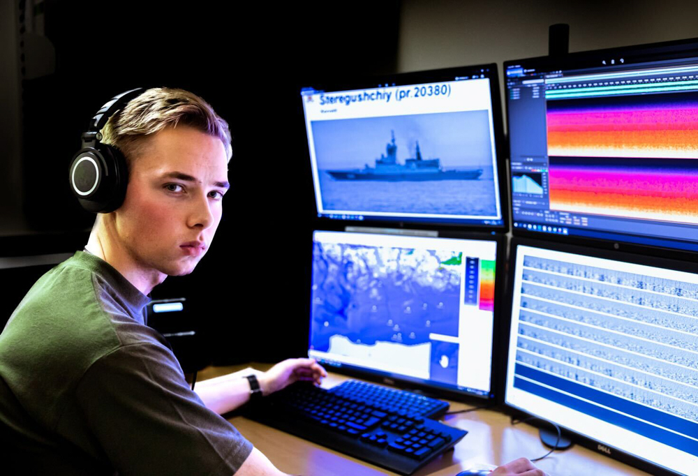 Kuvassa varusmies on suorittamassa palvelustehtäväänsä merivalvonnassa tietokoneen ääressä.