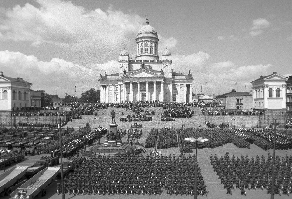 Kuvassa sotilaita ja sotilaskalustoa Senaatintorilla Puolustusvoimien 45-vuotisparaatissa.