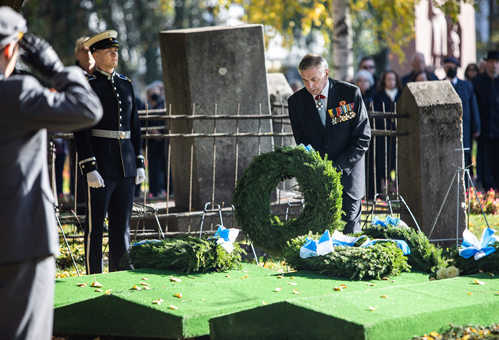 Kuvassa sotavainajien muiston vaalimisyhdistyksen puheenjohtaja Pertti Suominen laskee seppeleen sankarivainajien haudalle.