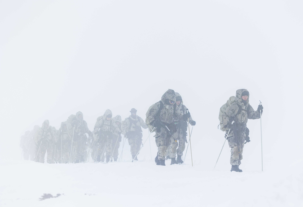 Kuvassa valmiusjääkärit hiihtomarssilla Sorsatunturin laelle.