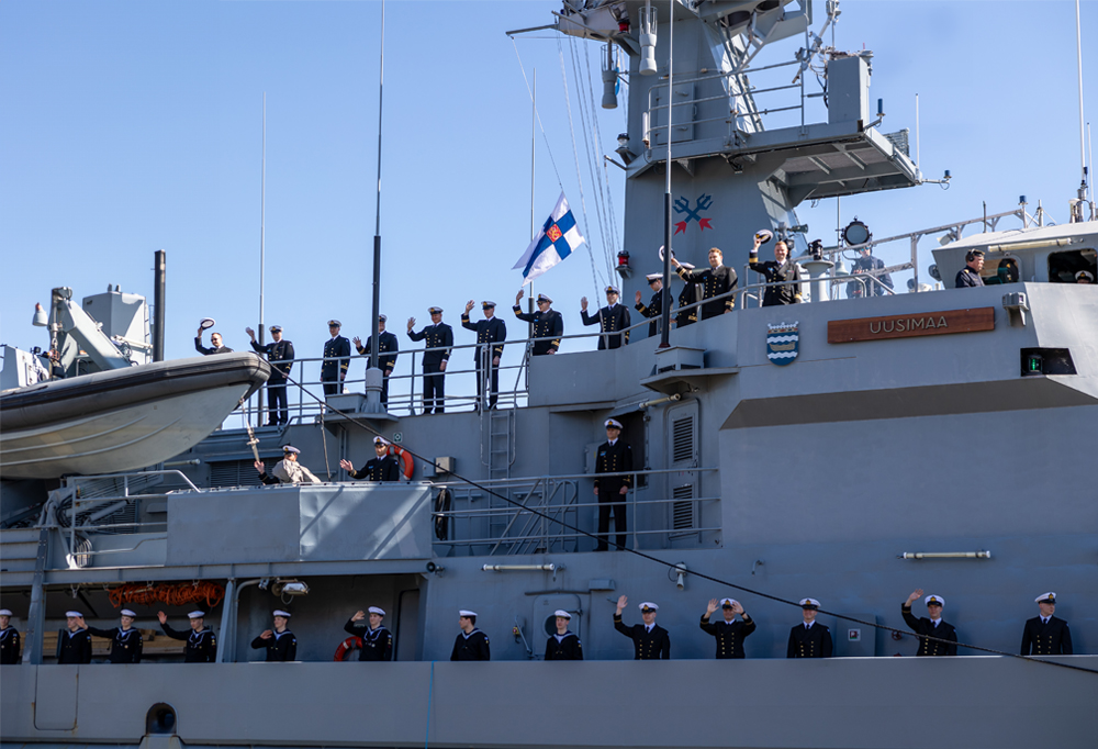 Miinalaiva Uusimaa miehistöineen.