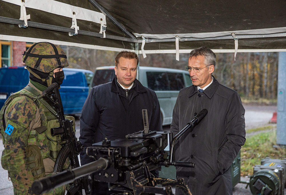 Stoltenberg, Kaikkonen ja varusmies konekiväärin äärellä.