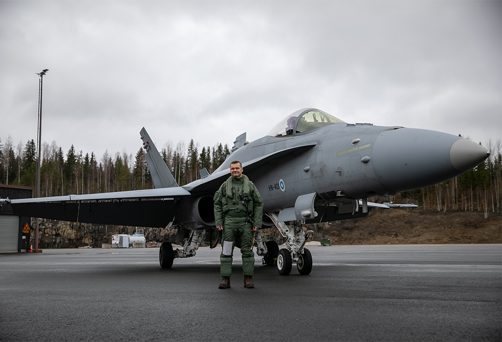 Ilmavoimien komentaja Juha-Pekka Keränen poseeraa F/A-18 Hornetin edessä.