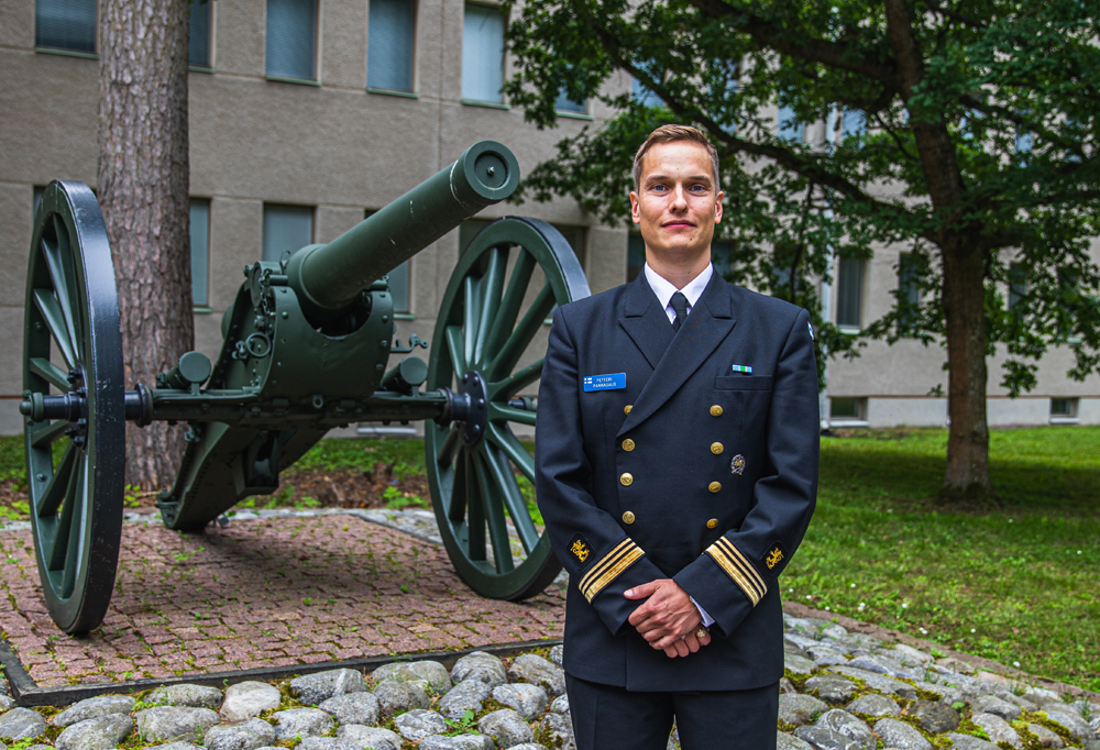 Uusia sotatieteen maistereita juhlistettiin osastoittain