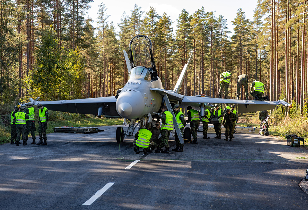 Maantiellä hävittäjä, jota huolletaan.