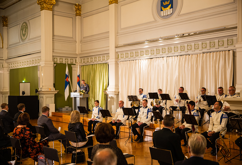 Puolustusvoimain komentaja, kenraali Timo Kivinen, pitämässä puhetta Helsingin kaupungintalolla.