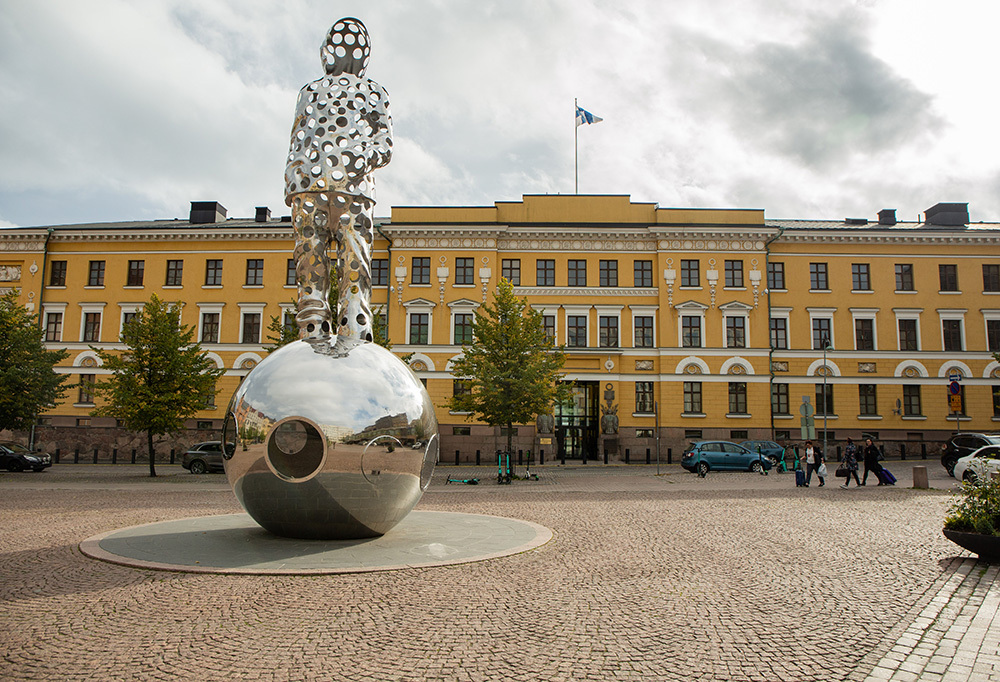 Kuvassa Talvisotayhdistyksen pystyttämä Valon tuoja -patsas.