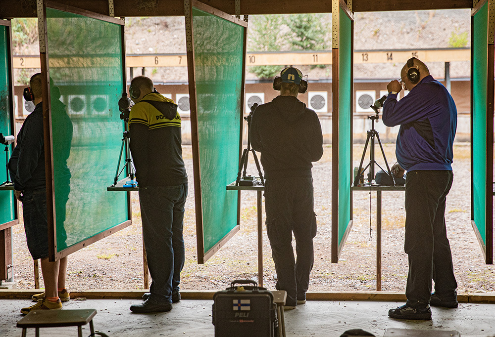 Reserviläisiä MPK:n koulutuksessa.