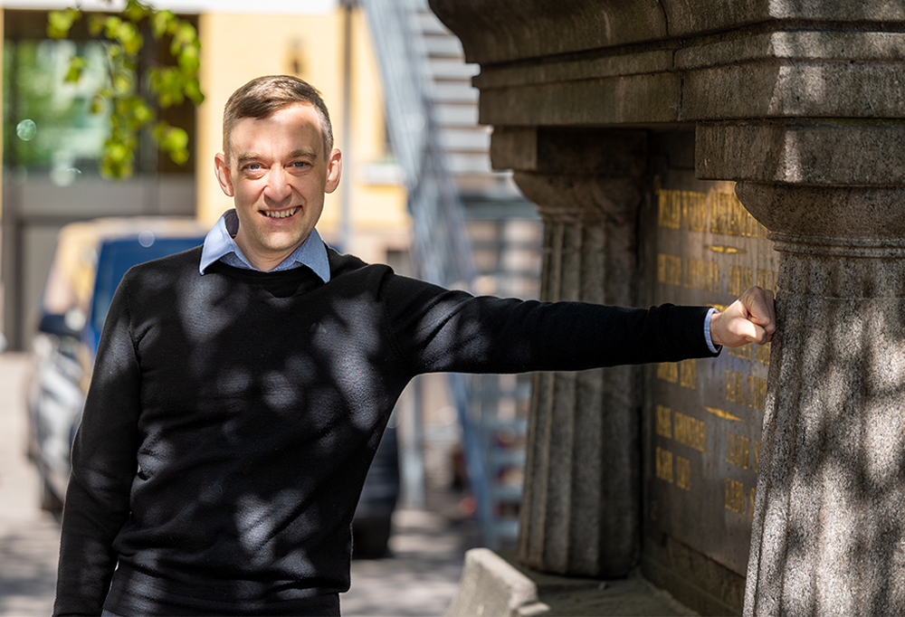 Osahankepäällikkö Joonas Hirn seisoo Pääesikunnan pihalla.