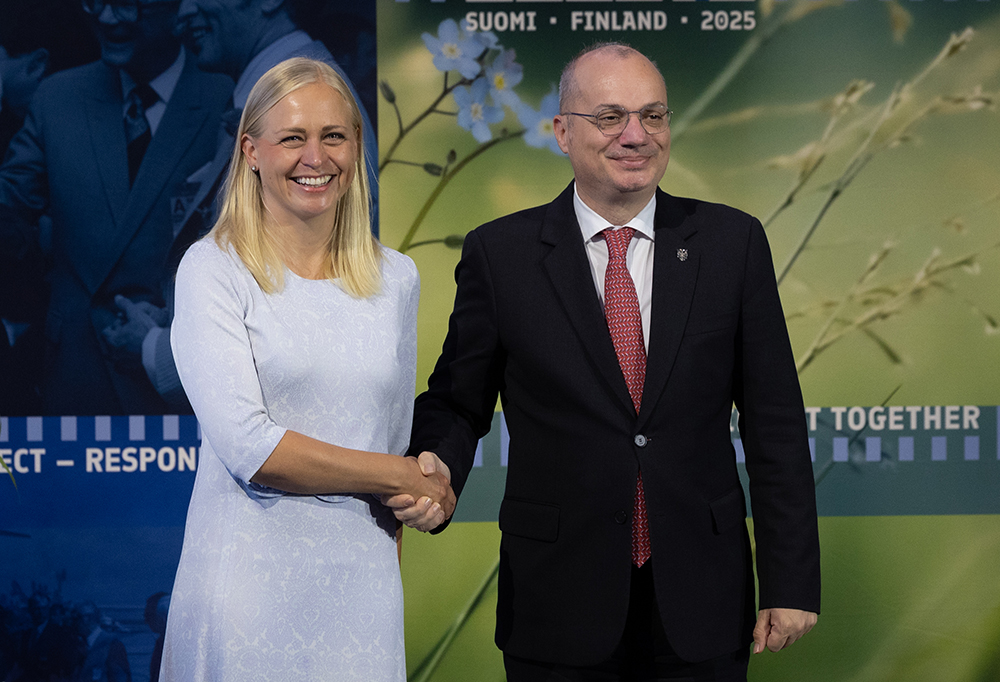 Albanian ulkoministeri Igli Hasani ja Suomen ulkoministeri Elina Valtonen kättelevät.