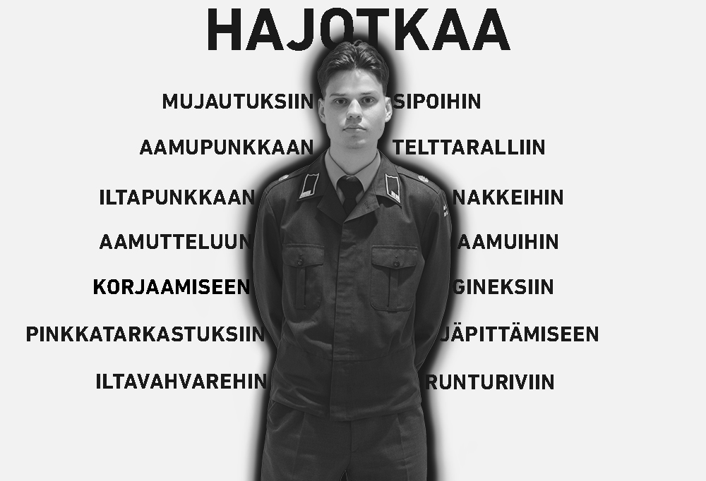 Kaartinjääkäri Heikkola seisoo kuvassa kädet selän takana katsoen kameraan. Taustalla lukee isolla 