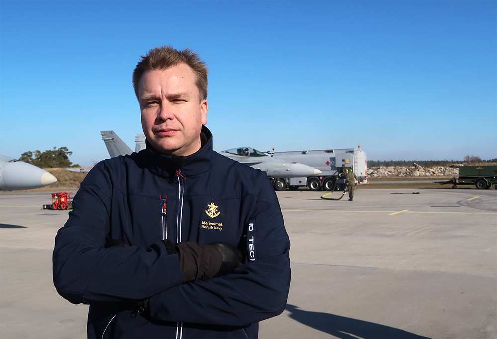 Kuvassa Antti Kaikkonen Gotlannissa, taustalla hävittäjiä.