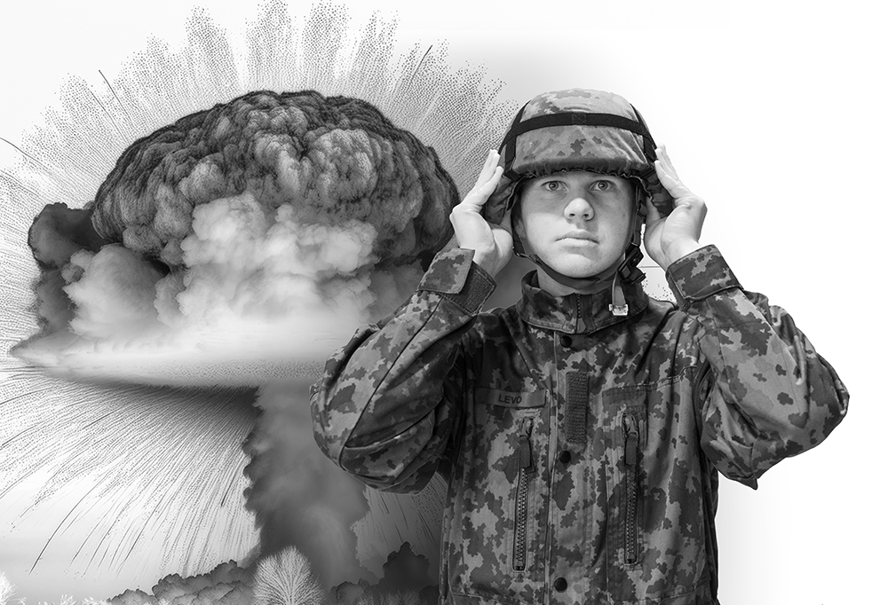 Kaartinjääkäri Nuutti Levo pitää kypärästään tiukasti ja pelokkaasti kiinni, kun takana tapahtuu räjähdys.