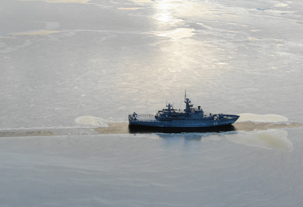 Hämeenmaa-luokan miinalaiva Uusimaa Saaristomerellä helmikuussa 2021.