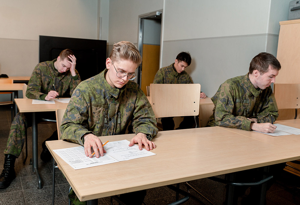 Kuvassa alokkaita tekemässä peruskoetta.