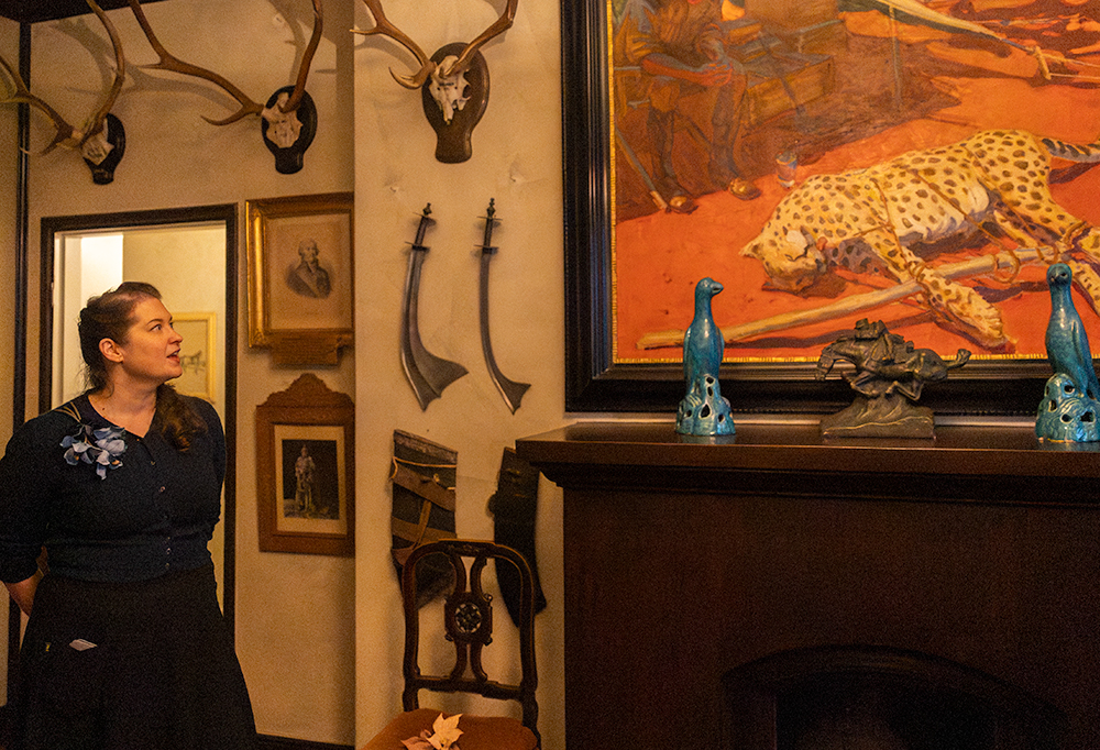 Liisa Oikari esittelee Mannerheim-museota.