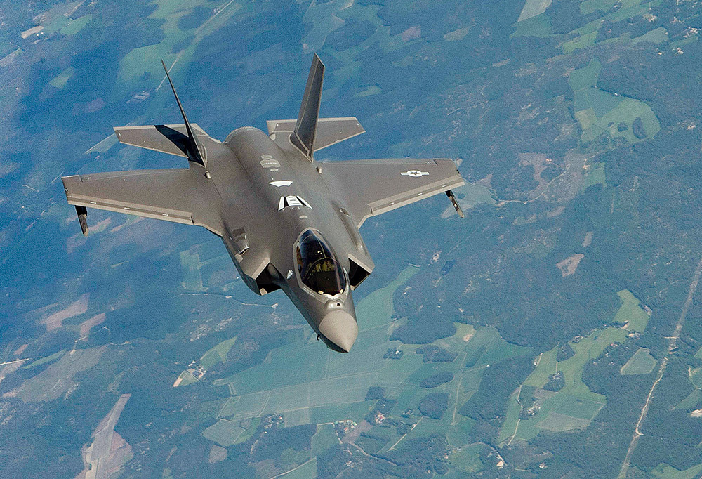 Kuvassa uusi F-35-hävittäjä