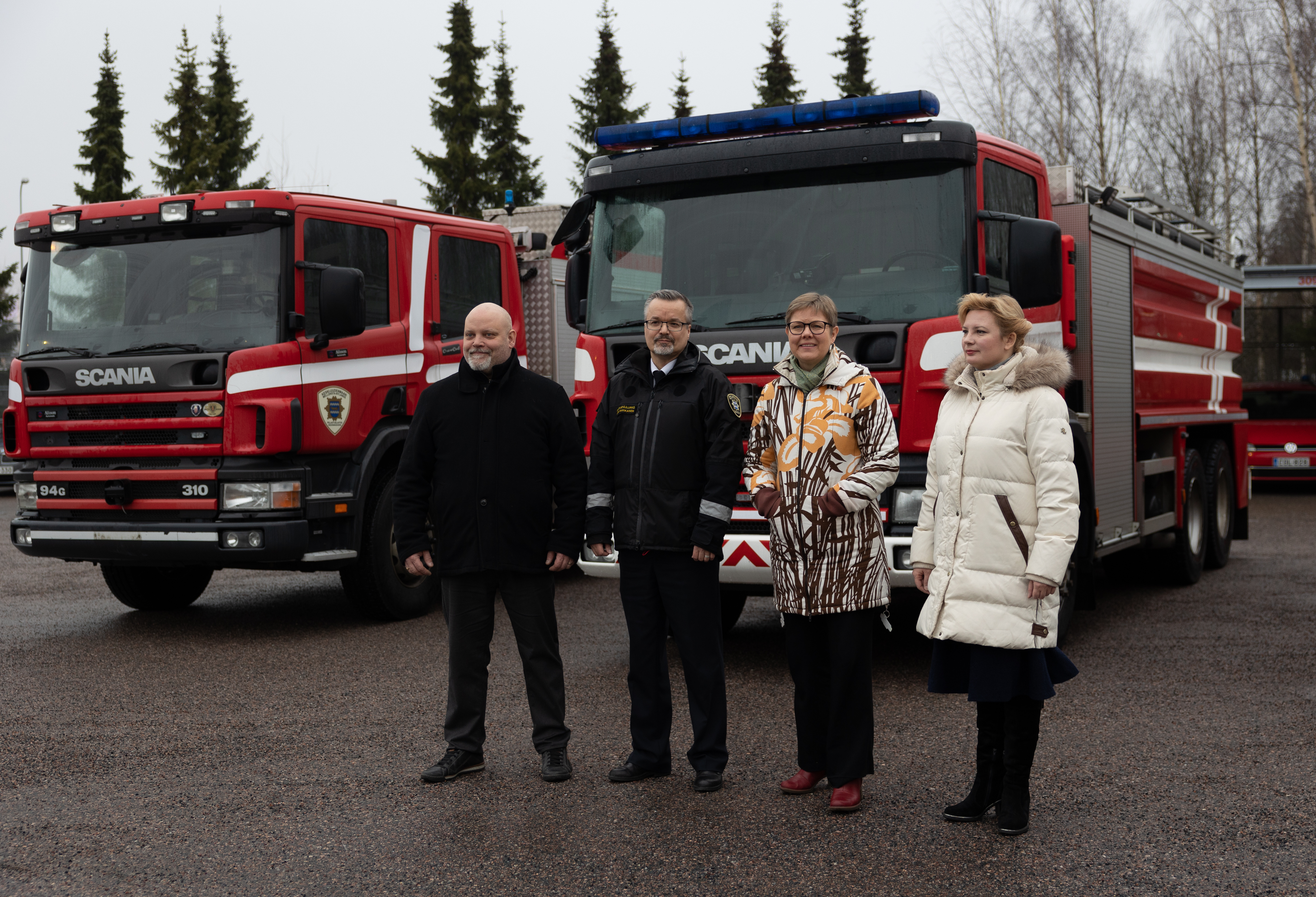 Kuvassa Vantaa-Keravan ja Keski-Uudenmaan pelastustoimen lautakunnan puheenjohtaja Mika Kasonen, Keski-Uudenmaan pelastuslaitoksen apulaispelastusjohtaja Jussi Rahikainen, sisäministeri Krista Mikkonen ja Ukrainan suurlähettiläs Olga Dibrova