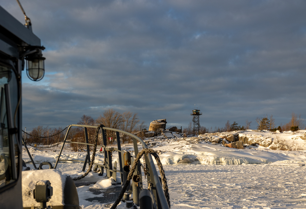 Kuvassa mäkiluodon saaren raunioita.