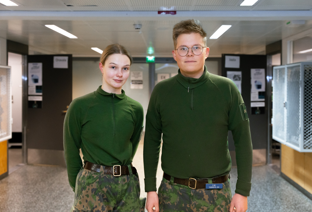 Kuvassa alikersantit Eveliina Terho ja Antti Ruoppi.