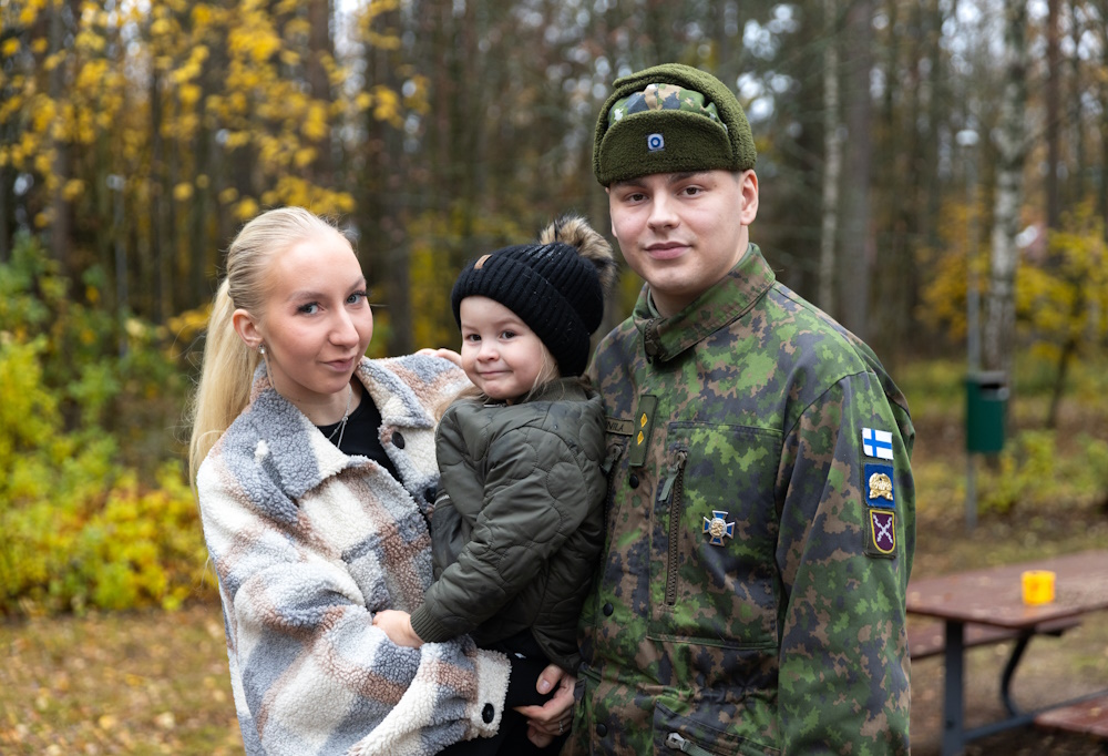Kuvassa upseerikokelas Juuso Junnila, Julia Helminen ja Evelina Junnila.