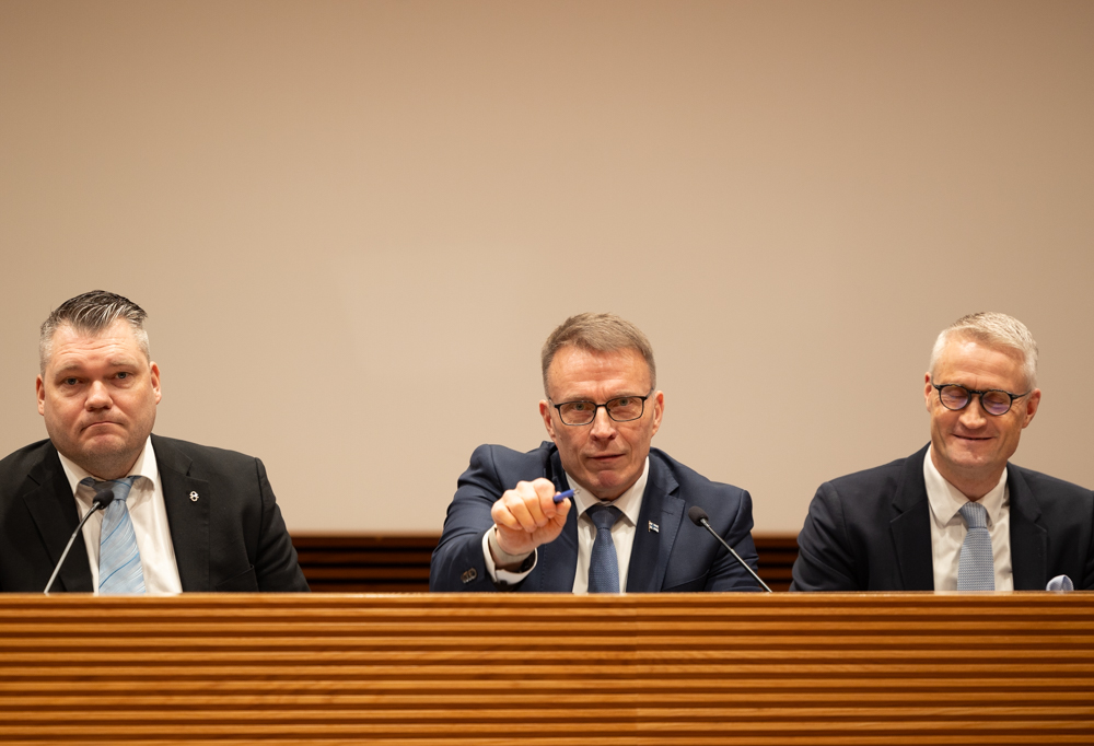 Puolustusvaliokunnan jäseniä vastaamassa median kysymyksiin.