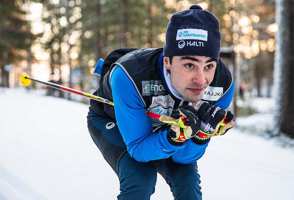 Kuvassa hiihtäjä ja liikunta-aliupseeri Ristomatti Hakola.
